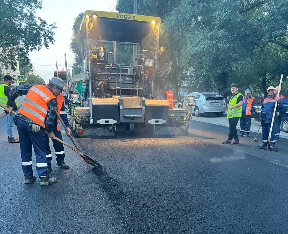Așternerea primului strat de asfalt pe strada Sarmizegetusa
