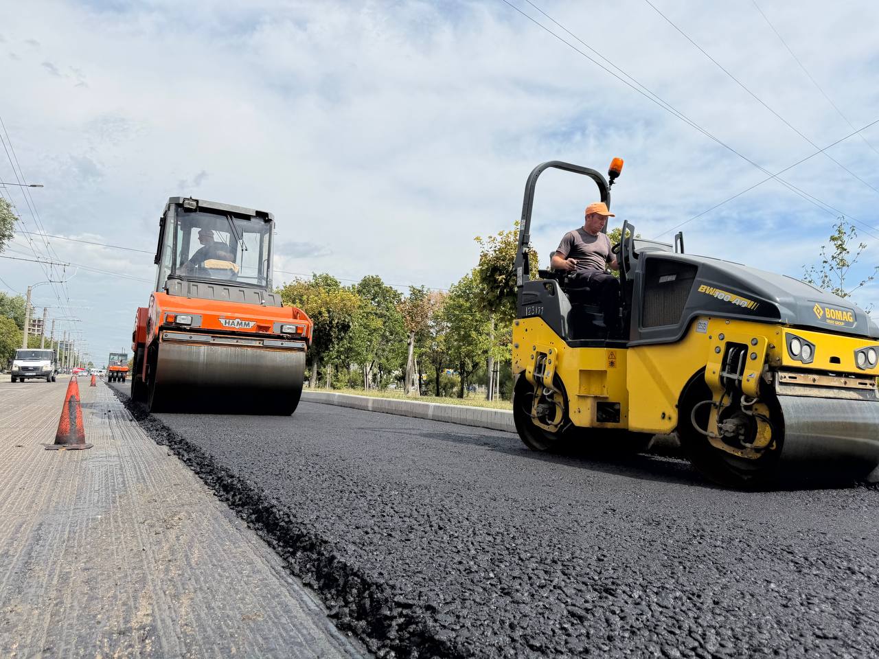 Pe strada Meșterul Manole este aplicat primul strat de asfalt