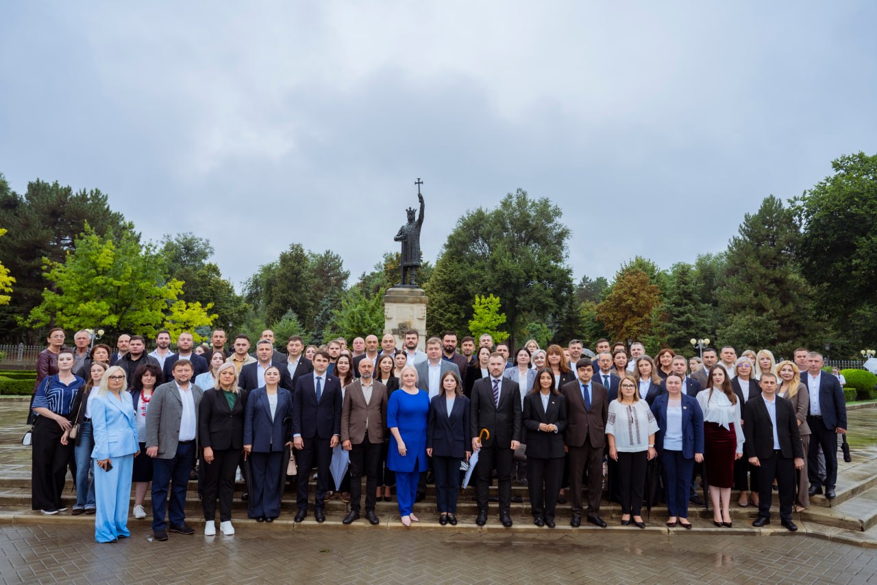 De Ziua Independenței, conducerea Primăriei Chișinău a depus flori la monumentul „Maica Îndurerată” de la Complexul Memorial ETERNITATE și la monumentul domnitorului Ștefan cel Mare și Sfânt