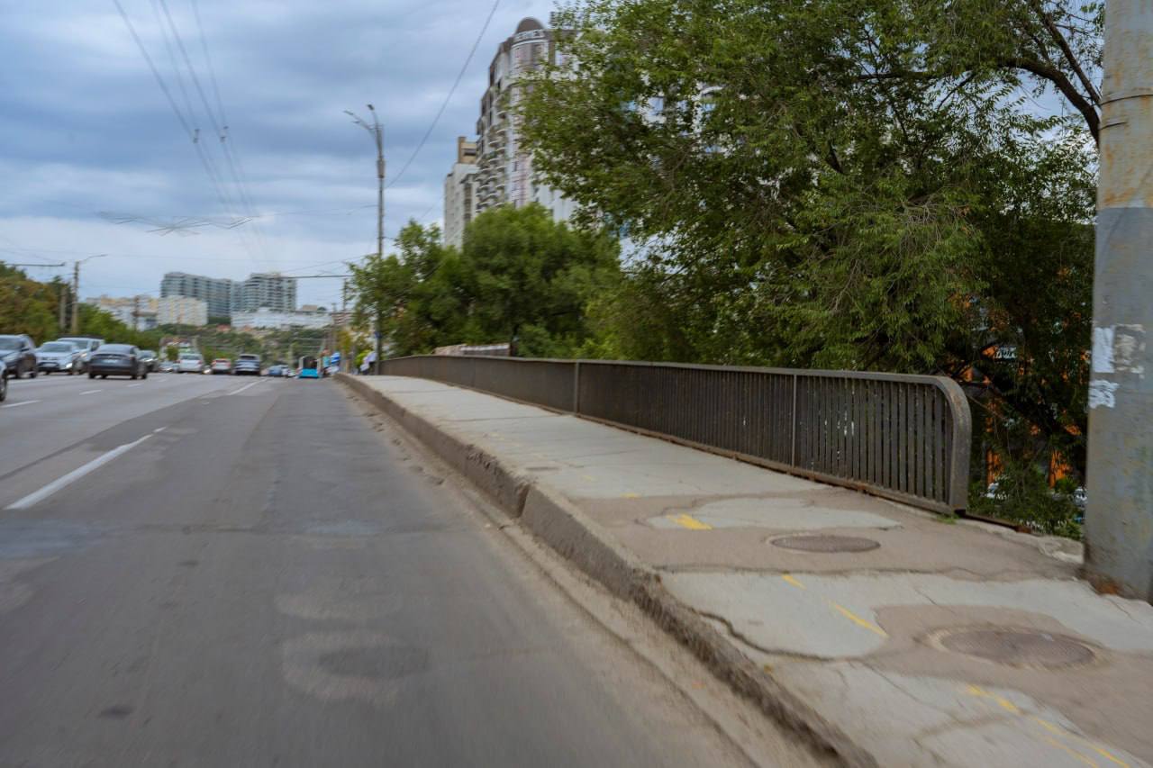 Au început lucrările de reparație pe podul de pe bd. Renașterii Naționale