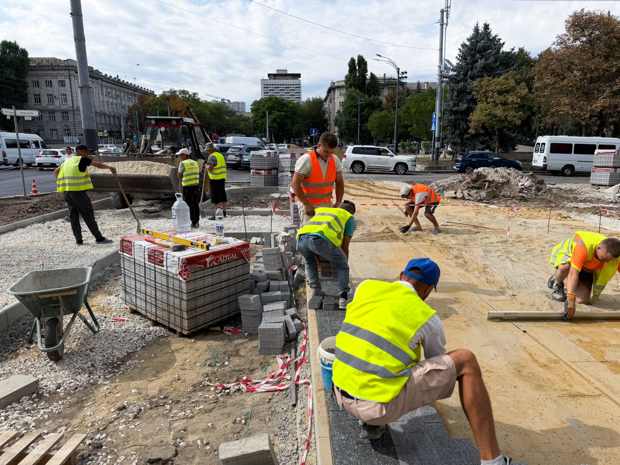 Continuă lucrările în cadrul fazei a II-a de modernizare a infrastructurii pietonale de pe bd. Iuri Gagarin