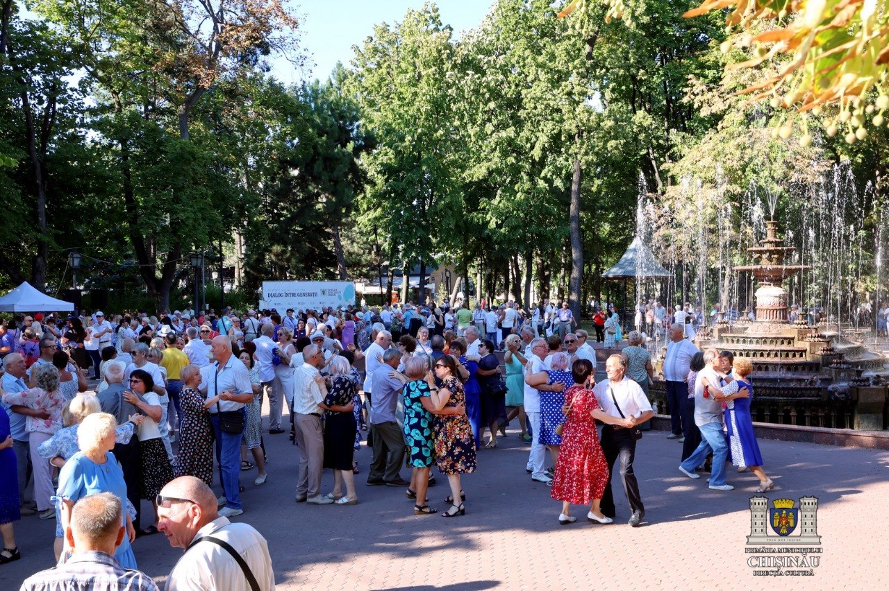 Seniorii din capitală sunt invitați la tradiționalele dansuri de weekend în parc, pe 29 și 30 august 2026