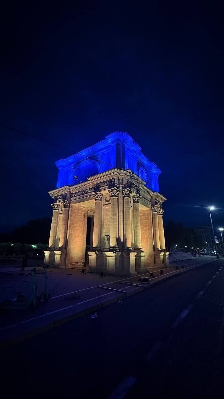 Arcul de Triumf din centrul capitalei a fost iluminat în culorile drapelului Ucrainei